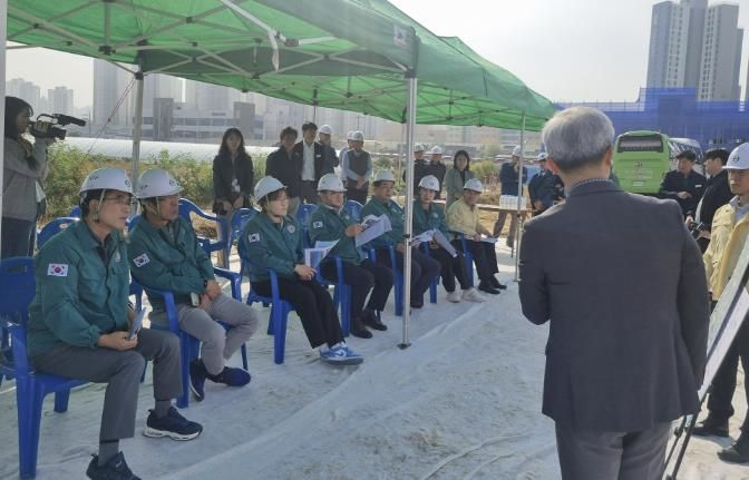 현장활동시 업무보고를 받는 평택시의회 산업건설 위원회 의원들