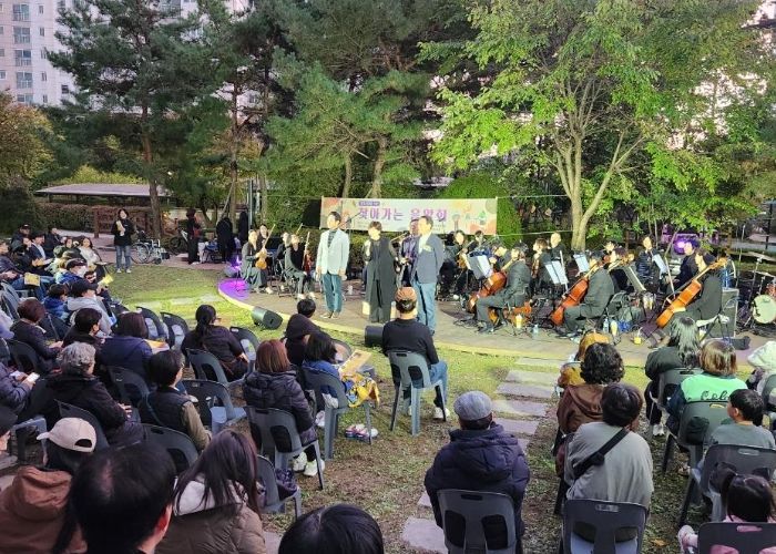광명시는 지난 20일 소하7단지 휴먼시아아파트 놀이터에서 ‘시민에게 찾아가는 작은 음악회’ 공연을 성황리에 개최했다.