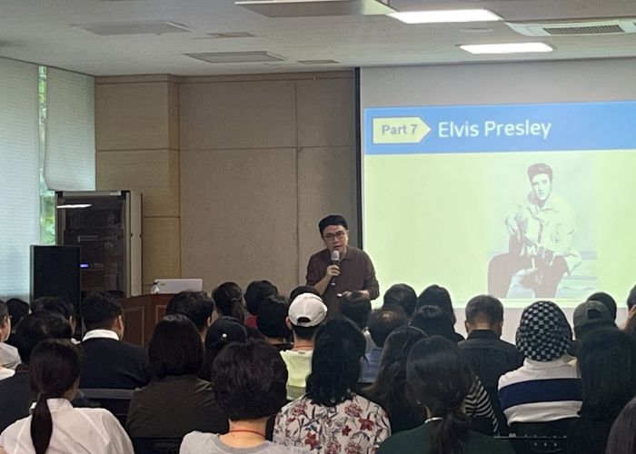 광명시 철산도서관은 지난 19일 배순탁 음악평론가를 초청해 ‘일상 속 대중음악’을 주제로 강연회를 개최했다.