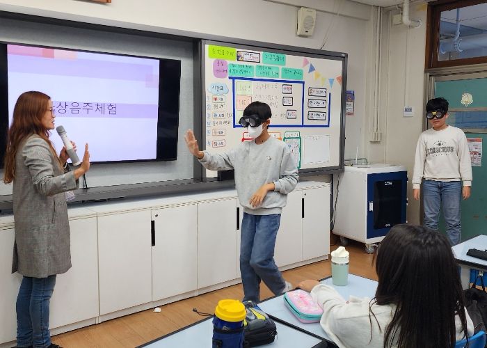 광명시는 지난 4월부터 관내 유치원과 초·중·고등학교 아동 청소년을 대상으로 생애 주기별 흡연·음주 예방 교육을 진행하고 있다. 사진은 지난 10월 21일 광명서초등학교 6학년 대상으로 가상 음주 체험 프로그램을 진행하는 모습.