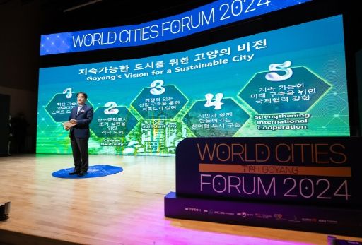 ‘제5회 세계도시포럼(World Cities Forum 2024)’비전선포식에서 고양의 5대 비전을 발표하는 이동환 고양특례시장