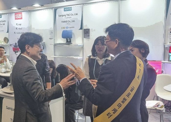 김병수 시장이 ‘2024 코리아 비지니스 엑스포 비엔나’에 참여해 참가 기업 관계자와 대화를 나누고 있다