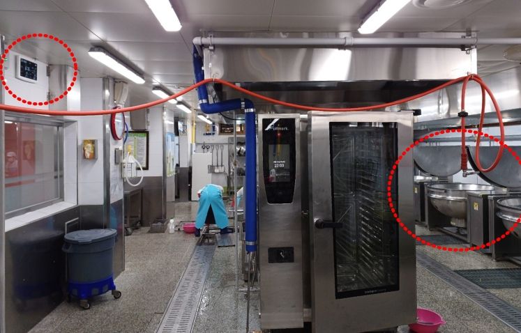 4일 도교육청이 조리 환경 개선을 위해 학교급식실 환기설비 개선 사업을 추진하는 가운데, 도내 한 학교 급식실 내부의 (왼쪽)붉은선 공기질 측정기와 (오른쪽)붉은선 조리솥간 거리가 멀어 정확한 조리흄 측정이 어려운 것으로 나타났다.