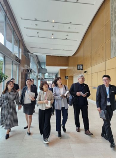 환경경제위원회 의원들이 쿠알라룸푸르 컨벤션 센터(KLCC)를 방문하여 시설을 둘러보고 있다.