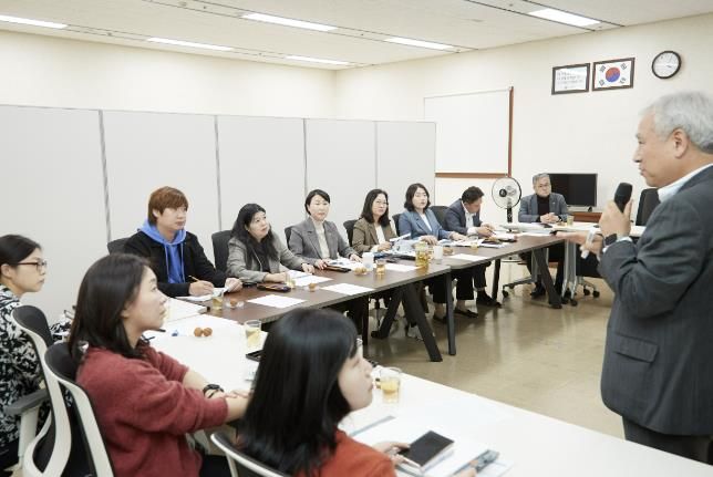 용인특례시의회 의원, 정책지원관, 직원들이 전문성 강화 교육을 받고 있다.