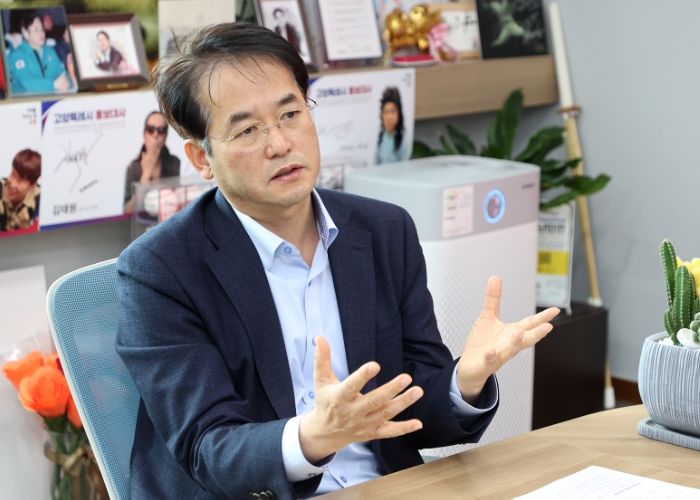 8일‘제6차 직소민원의 날’이 열린 가운데 이동환 고양특례시장이 학부모 대표들의 요청사항에 대해 대답하고 있다.