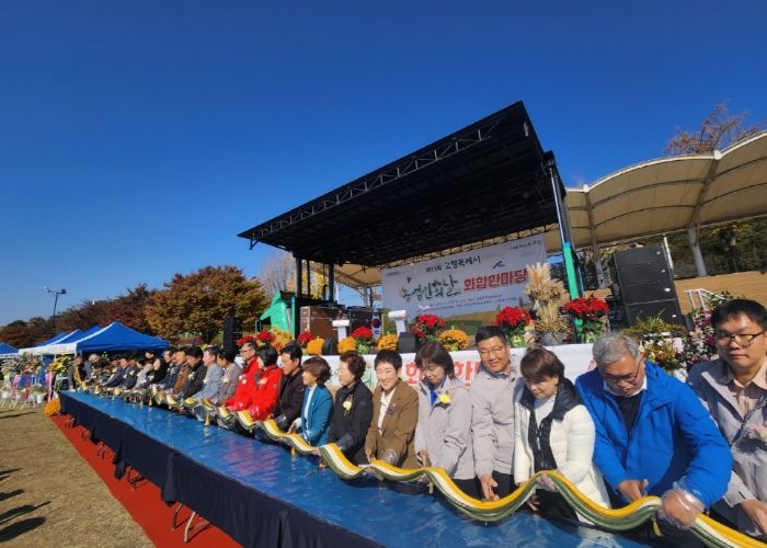 고양 가와지쌀로 만든 길이 15m의 대형 삼색 가래떡 커팅식