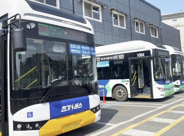 광명시 시내버스 운수업체 차고지에서 전기버스가 운행을 준비하고 있는 모습
