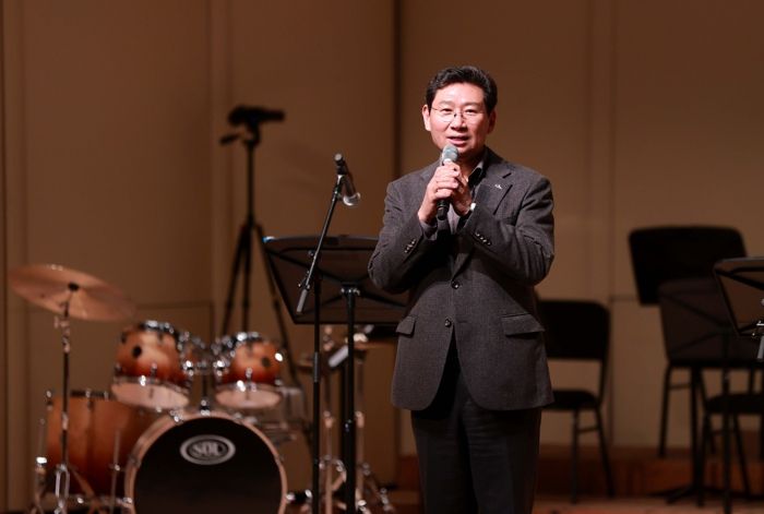 이상일 용인특례시장이 11월 30일 사단법인 쿰 제16회 정기연주회에서 인사말을 하고 있다