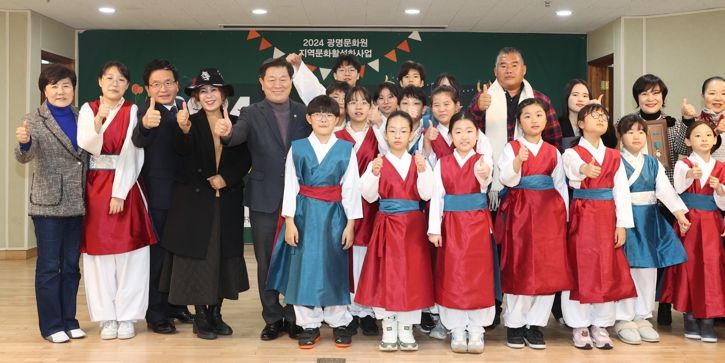 박승원 광명시장(왼쪽 다섯 번째)이 지난 30일 오후 오리서원에서 열린 ‘광명문화가족한마당’에 참석해 광명문화인대상 수상자들과 기념사진을 촬영하고 있다.