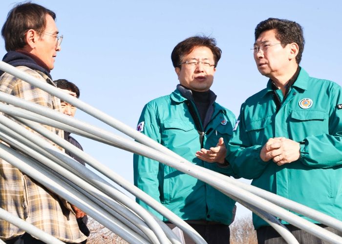 이상일 용인특례시장이 4일 폭설피해 농장을 방문해 피해상황을 살피고 대책을 논의하고 있다