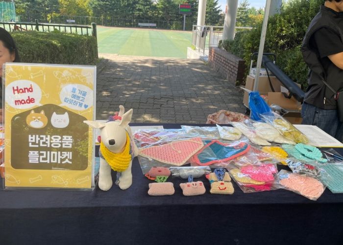 플리마켓에 진열된‘사랑이 눈뜨개’손뜨개질 작품