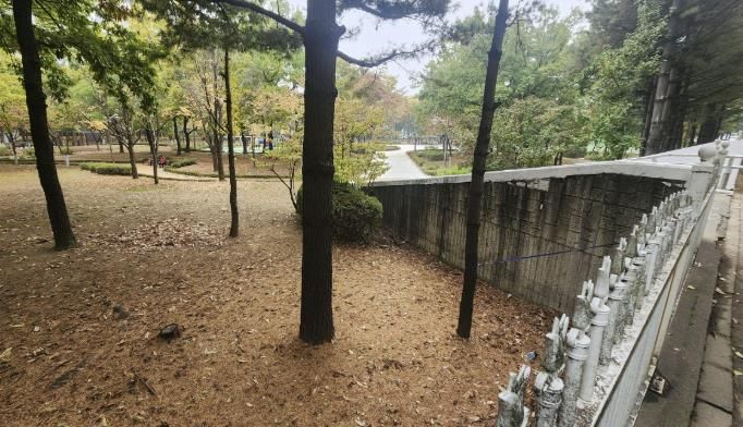 가파른 달빛공원 출입 경사로