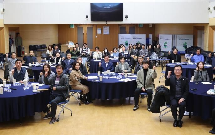 박승원 광명시장이 지난 26일 시청 대회의실에서 열린 '2024년 광명시 일자리위원회 성과공유회' 참석자들과 기념사진을 촬영하고 있다