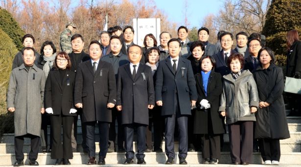 성남시의회, 2025년 신년 현충탑 참배(1) ⓒ타임즈