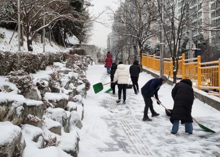 구리시 인창동, ‘겨울길 봉사단’과 함께 제설에 구슬땀 흘려