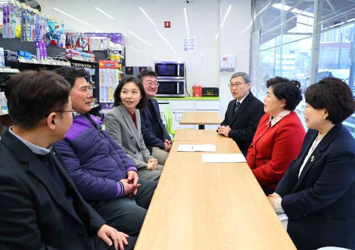 편의점 점주 이야기 경청하는 최호정 의장