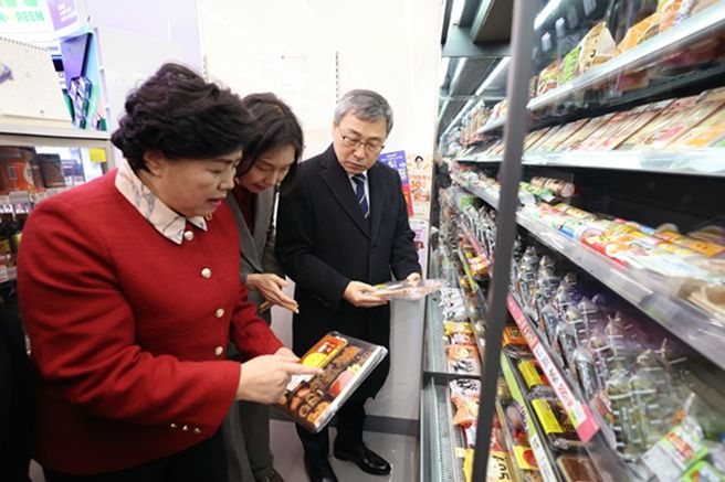 김영옥 보건복지위원장, 설 명절 연휴 기간 결식우려아동을 위한 아동급식카드 사용 현장 방문