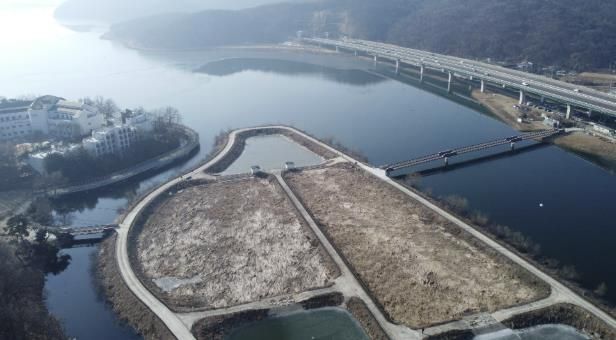 용인특례시는 기흥저수지 내 인공습지를 중심으로 기흥레스피아와 경희대 방면 산책로를 횡단하는 연결 보도교 2개를 설치했다.