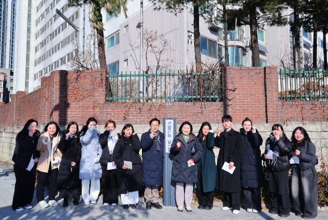 상일동아 아파트 앞 사거리에서 박춘선 부위원장, 한휘진 현장민원담당관과 인턴 학생 11명의 단체사진
