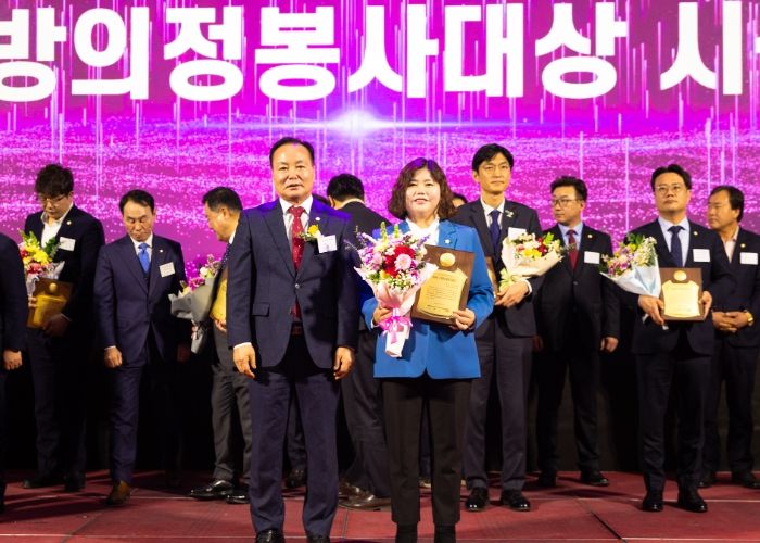 안산시의회 박은정 의원이 5일 충청북도 청주시 그랜드플라자청주호텔에서 열린 2025년 대한민국시군자치구의회의장협의회 정기총회에서 ‘대한민국지방의정봉사대상’을 수상했다. 사진 가운데 오른쪽이 박은정 의원.