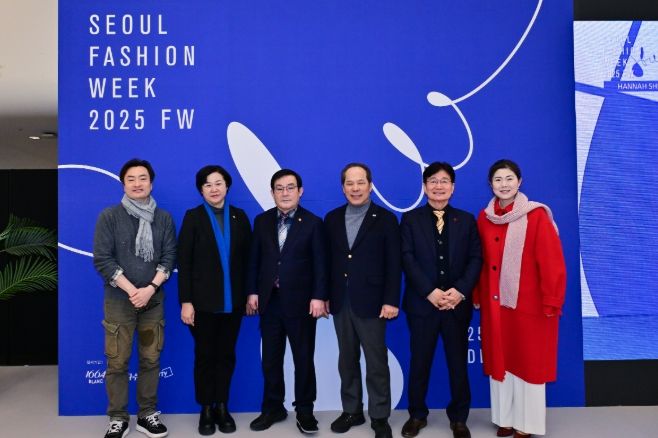 2025 F/W 서울패션위크(구미경 의원(빨간색코트)이 행사에 참석하여 기획경제위원회 의원들과 기념촬영을 하고 있다.)