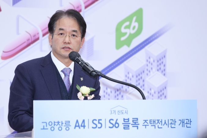 고양창릉주택전시관 개관식에서 인사말 중인 이동환 고양특례시장