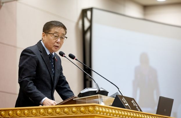 윤창철 의장이 제374회 임시회 제1차 본회의에서 ‘청소년 도박 근절 종합대책 마련 촉구 건의안’을 채택하고 있다.