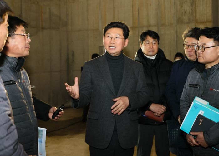 이상일 용인특례시장이 17일 경남아너스빌 디센트 건설 현장을 방문해 하자보수 상황을 살피고 있다