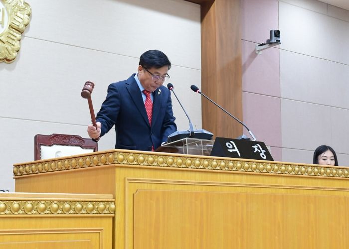 윤창철 의장이 제374회 임시회 제2차 본회의에서 ‘청년·후계농업인 육성자금 지원 대책 마련 촉구 건의안’을 채택하고 있다.