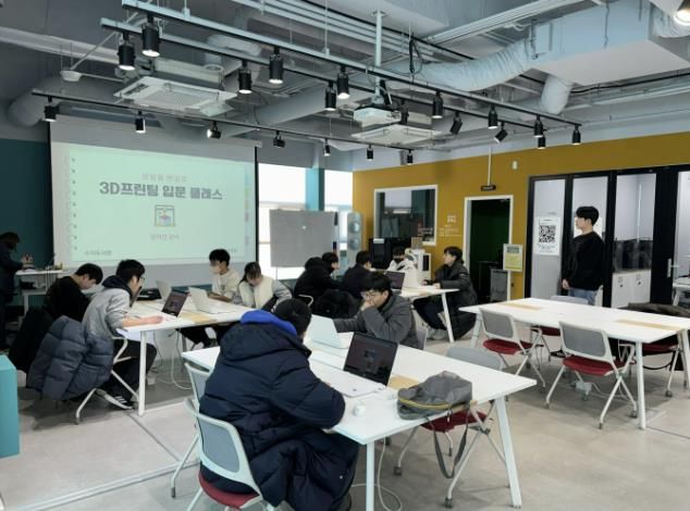 지난 5일 수지도서관에서 청소년을 대상으로 3D 프린팅 체험 교육이 진행되고 있다