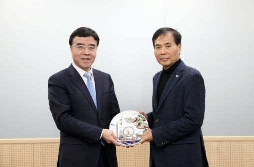 황효진 글로벌도시정무부시장이 23일 송도 G타워에서 롄 마오 쥔 중국 톈진시 당위원회 상무위원과 협력방안을 논의 한 뒤 기념품을 교환하고 있다.