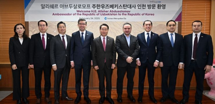 유정복 인천광역시장이 24일 시청 대접견실에서 알리쉐르 압두살로모프(Alisher ABDUSALOMOV) 주한우즈베키스탄 대사(왼쪽 네번째)를 접견하고 기념촬영을 하고 있다.