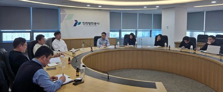 인천항 ‘컨’ 터미널 운영사 협의회에서 IPA 직원들과 4개 ‘컨’ 터미널 운영사 운영팀장들이 의견을 나누고 있다 / 사진제공 = 인천항만공사