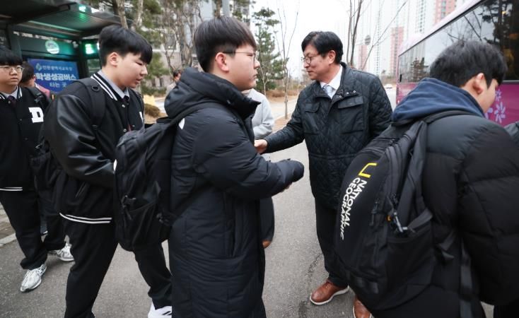 도성훈 인천광역시교육감 ‘학생성공버스’로 새 출발하는 학생 등교 격려