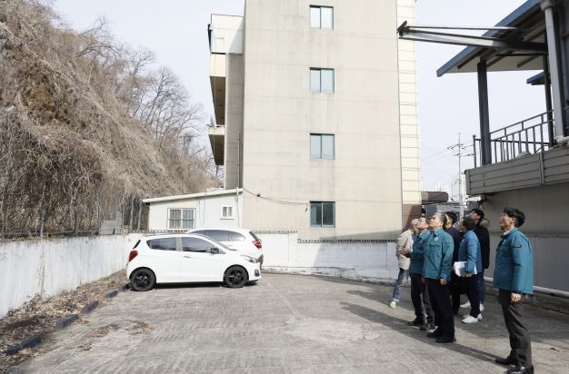 정구원 화성특례시 1부시장이 7일 해빙기를 맞아 취약시설에 대해 현장점검하고 있다.