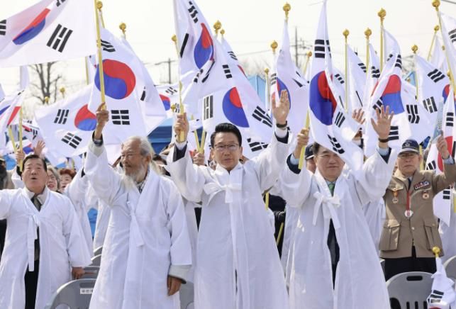 ‘평택 3.1독립만세운동 제106주년 기념식’에서 만세삼창하는 평택시의회 강정구 의장