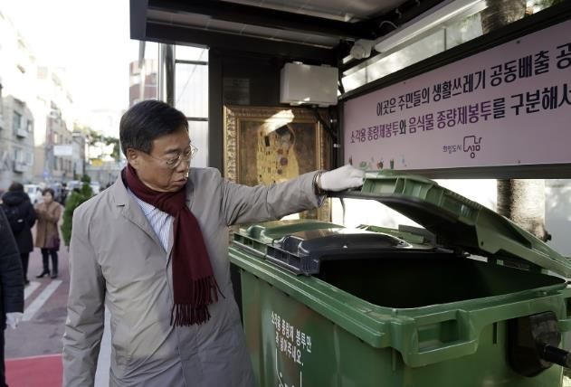 지난해 12월 신상진 성남시장이 금광동 생활쓰레기 거점배출시설 개소식에 참석해 시설을 살피고 있다