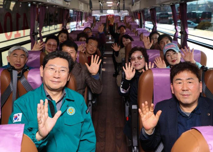 이상일 용인특례시장이 21일 경희대 차고지에서 4월 1일부터 정식 운행하는 4104번 광역버스 사전점검을 하고 있다.