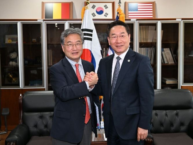 유정복 인천광역시장이 26일 인천글로벌캠퍼스에서 조셉 윤(Joseph Yun) 주한 미국대사대리와 협력방안 등을 논의하고 기념촬영을 하고 있다.