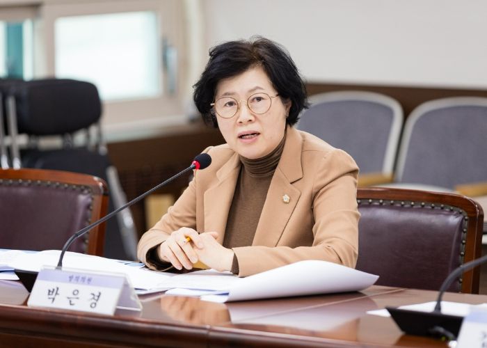 사진설명: 박은경 의원이 지난달 26일 제2상임위원실에서 열린 제296회 임시회 기획행정위원회에서 ‘안산시 이동노동자 권익 보호를 위한 지원 조례안’에 대해 설명하고 있다.