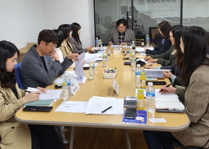 2일 화성시 약사회관에서 화성시 보건소 및 화성시 약사회 관계자들이 의약품 안전관리사업의 원활한 운영을 위한 간담회를 열고 있다.