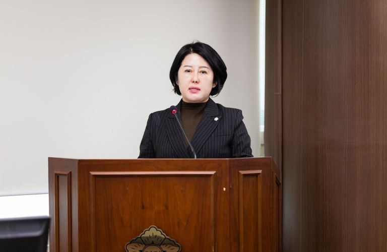 안산시의회 황은화 의원이 지난 3월 26일 제296회 임시회 문화복지위원회에서 ‘안산시 상호문화도시 조성에 관한 조례안’에 대해 설명하고 있다.