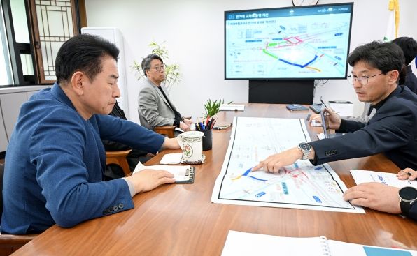 김동근 시장이 4월 9일 제21차 교통정책 전략회의를 진행하고 있다.