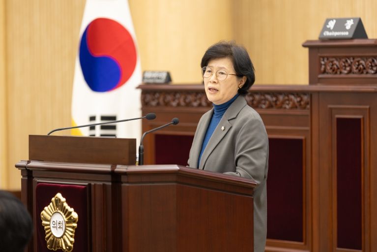 안산시의회가 10일 제296회 임시회 제2차 본회의를 열고 시정질문과 5분 자유발언을 실시했다. 이날 박은경 박은정 의원은 시정질문을, 현옥순 김진숙 한명훈 의원은 5분자유발언을 진행했다. 사진 왼쪽부터 박은경 박은정 현옥순 김진숙 한명훈 의원의 모습.
