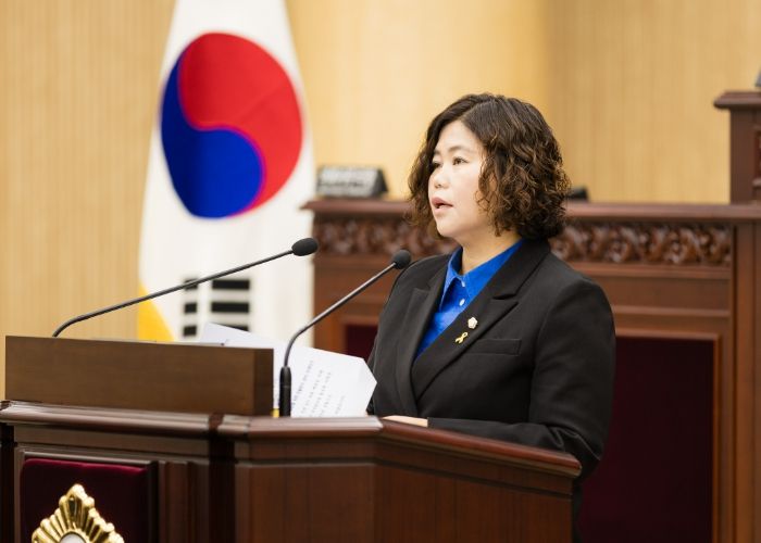 ‘「지방자치단체의 행정기구와 정원기준 등에 관한 규정」 일부개정 촉구 건의안’을 대표 발의한 박은정 의원이 11일 본회의장에서 제안 설명을 하고 있다.