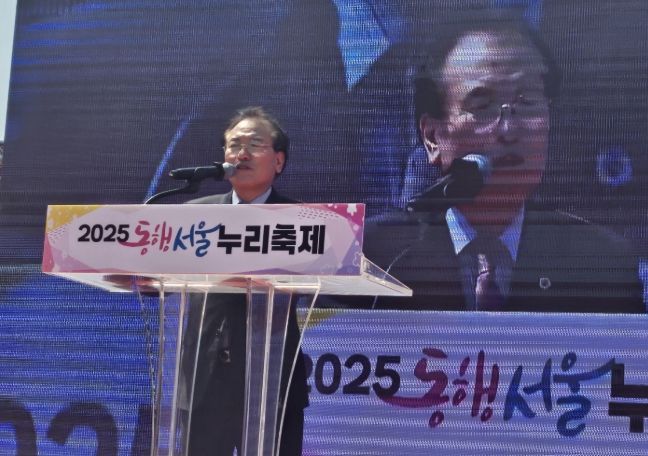 ‘2025 동행 서울 누리 축제’ 참석 축하 연설하는 이종환 부의장