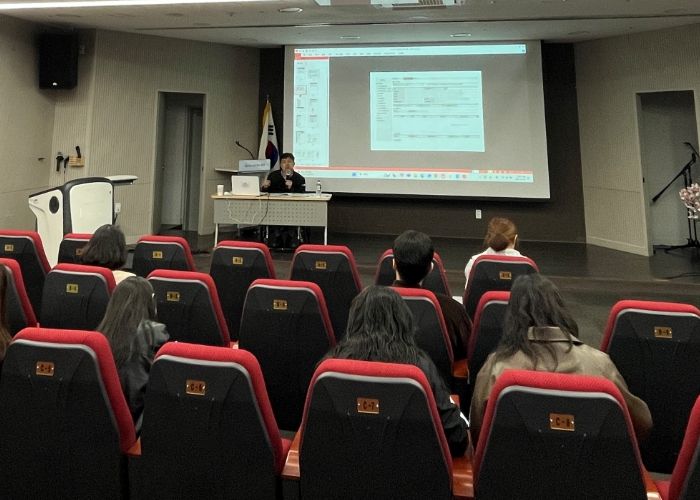 11일 평생학습원 강당에서 민원담당 공무원 업무능력 향상을 위한 직무교육이 진행되고 있다.