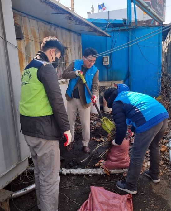 남항 유어선부두에서 환경정화 활동을 하고 있다