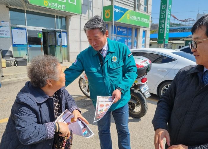15일 화성특례시 남양읍 관계자가 남양농협 영농지원센터를 찾은 농업인들을 대상으로 산불예방 캠페인을 펼치고 있다.